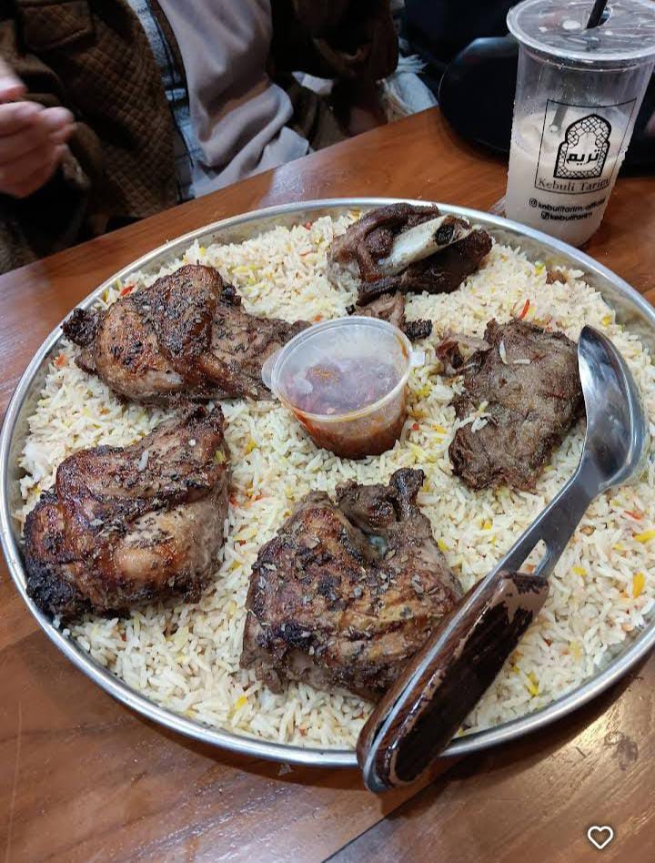 Menu Nasi Kebuli Paket Nampan yang menggugah selera di Nasi Kebuli Tarim. (Nisa Amira)
