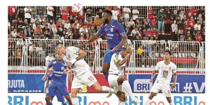 AMUNISI KOMPLET: Charles Lokolingoy (tengah, melompat) berusaha menjangkau bola lambung hasil sepak pojok dalam laga lawan Malut United, 4 Maret lalu.