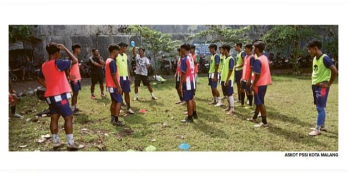 PANASI MESIN: Tim sepak bola Porprov Kota Malang menjalani sesi latihan di Lapangan Madyopuro, Kedungkandang, Kota Malang, Rabu lalu (5/3).