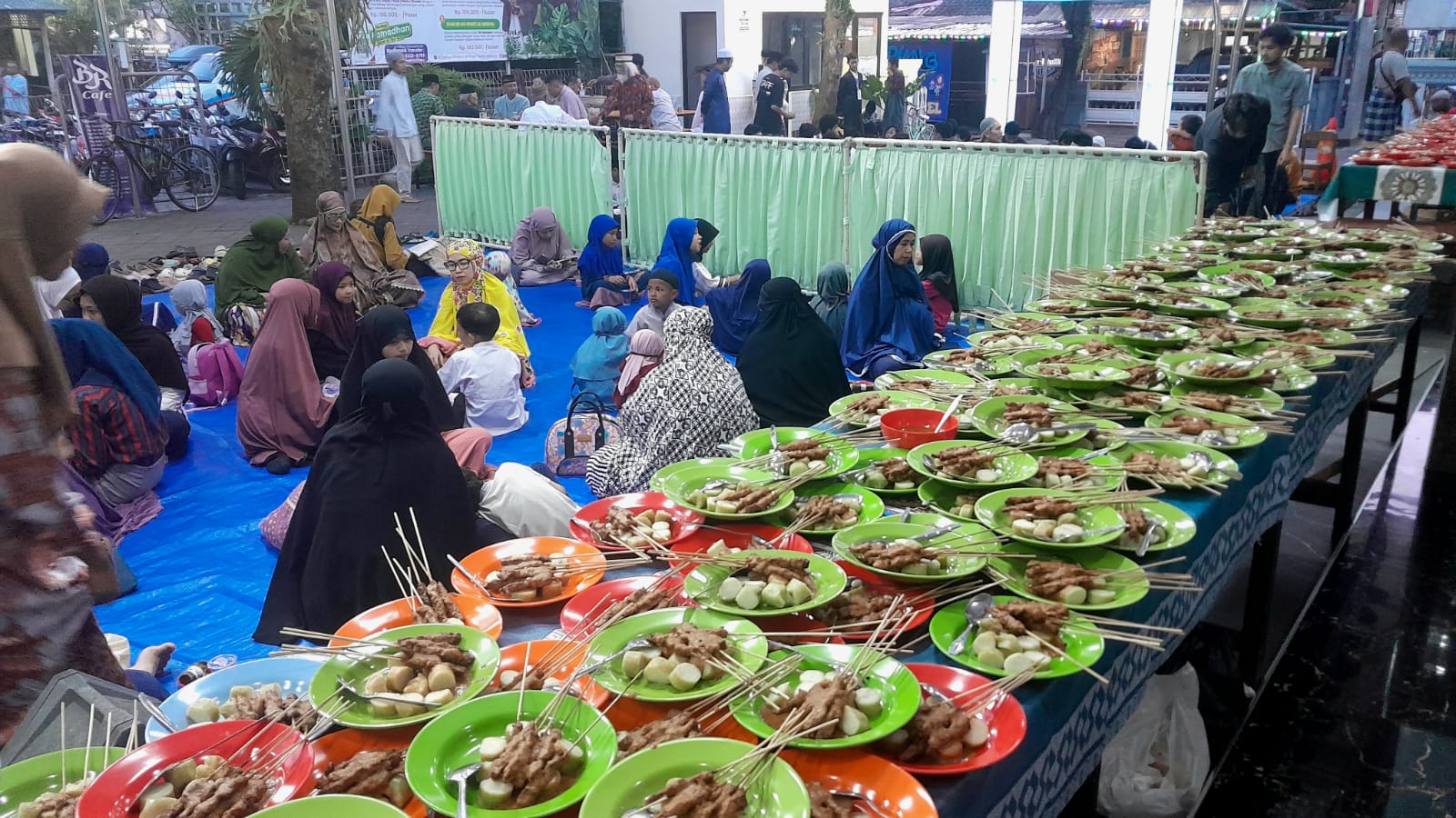 SIAPKAN BANYAK PORSI: Para Jamaah menunggu azan Magrib dengan bercengkrama dan menu berbuka telah disediakan. (RAISYA SEKAR FOR RADAR MALANG)