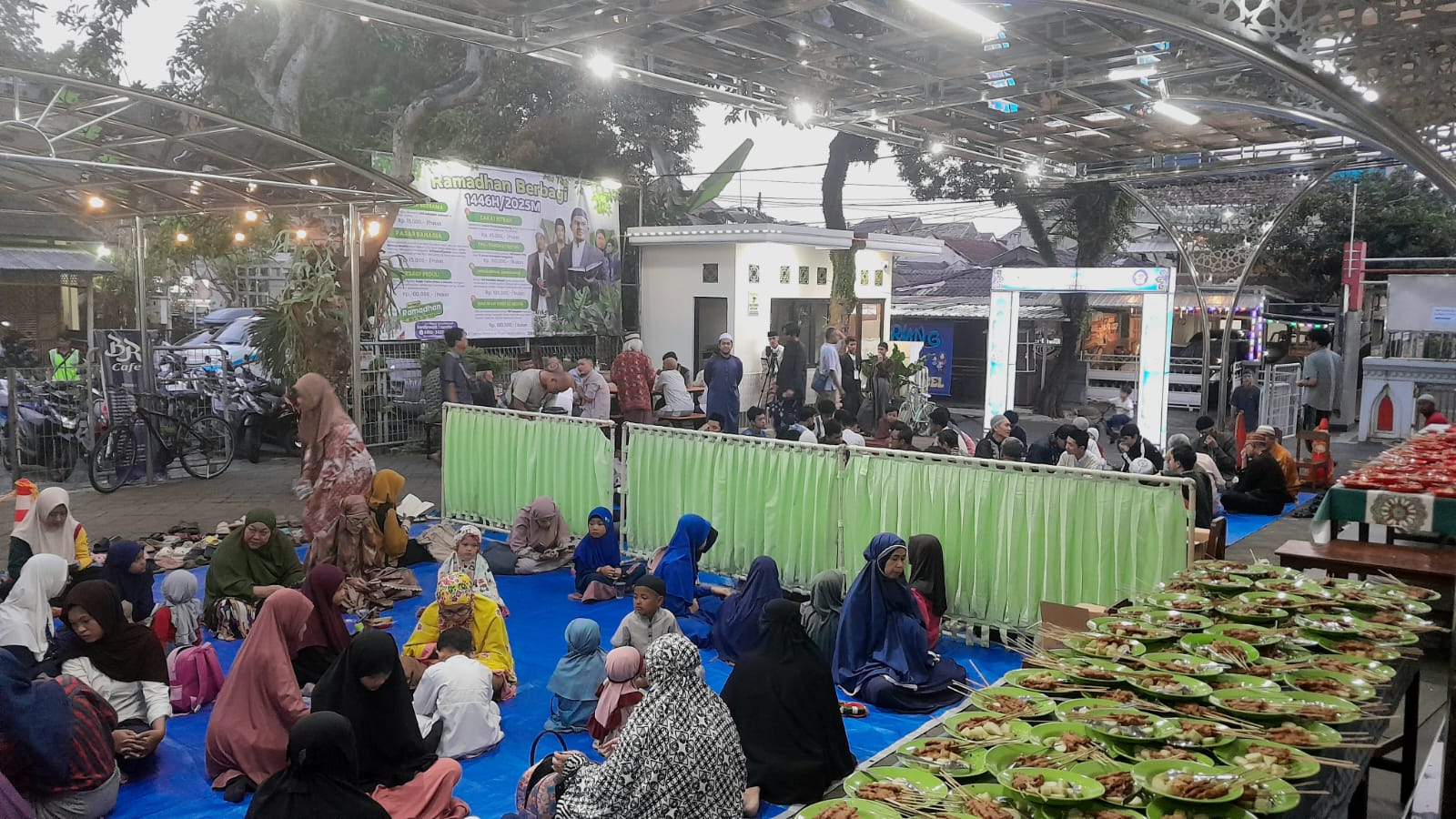 RAMAI:Suasana hangat buka bersama di Masjid Baiturrahmah Malang. (RAISYA SEKAR FOR RADAR MALANG)