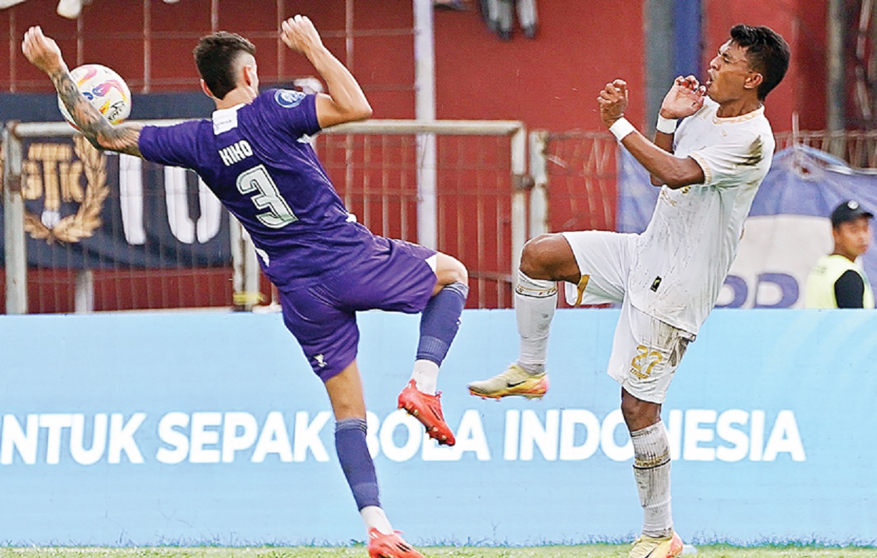 TAK SENDIRI: Dedik Setiawan (kanan) berebut bola dengan pemain Persik Kediri Kiko,16 Desember lalu. Dalam laga selanjutnya, kedua tim akan berbagi kandang di Stadion Soepriadi.