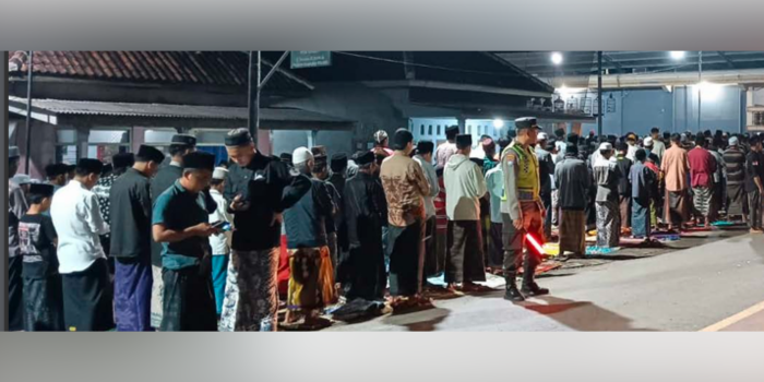 TIAP HARI: Jamaah salat tarawih Masjid Al Ilyas selalu meluber ke Jalan Trunojoyo, Dusun penjalinan, Desa Gondanglegi Kulon, Kecamatan Gondanglegi, Kabupaten Malang.