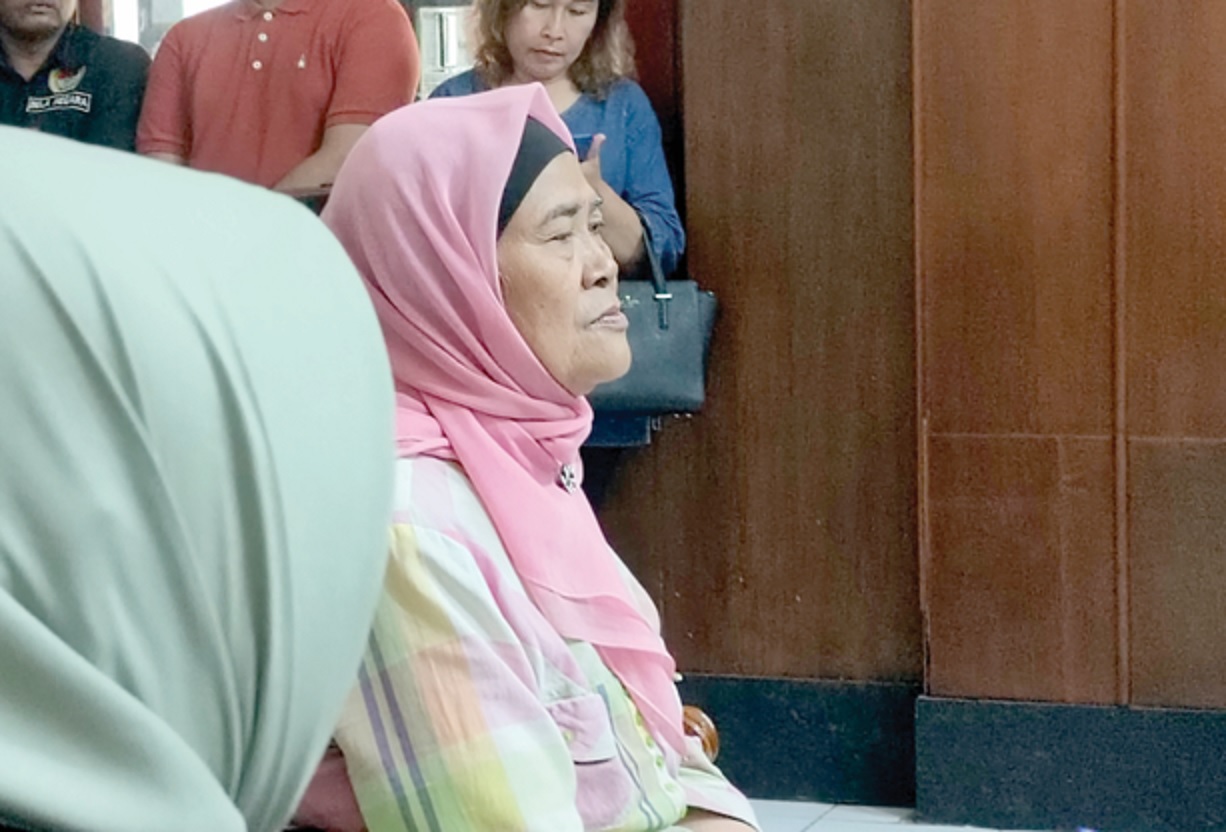 PEMBUKTIAN: Sri Endah Mudjiati menjalani persidangan di Pengadilan Negeri Surabaya kemarin. Dia didakwa telah memaksa masuk rumah milik orang lain.