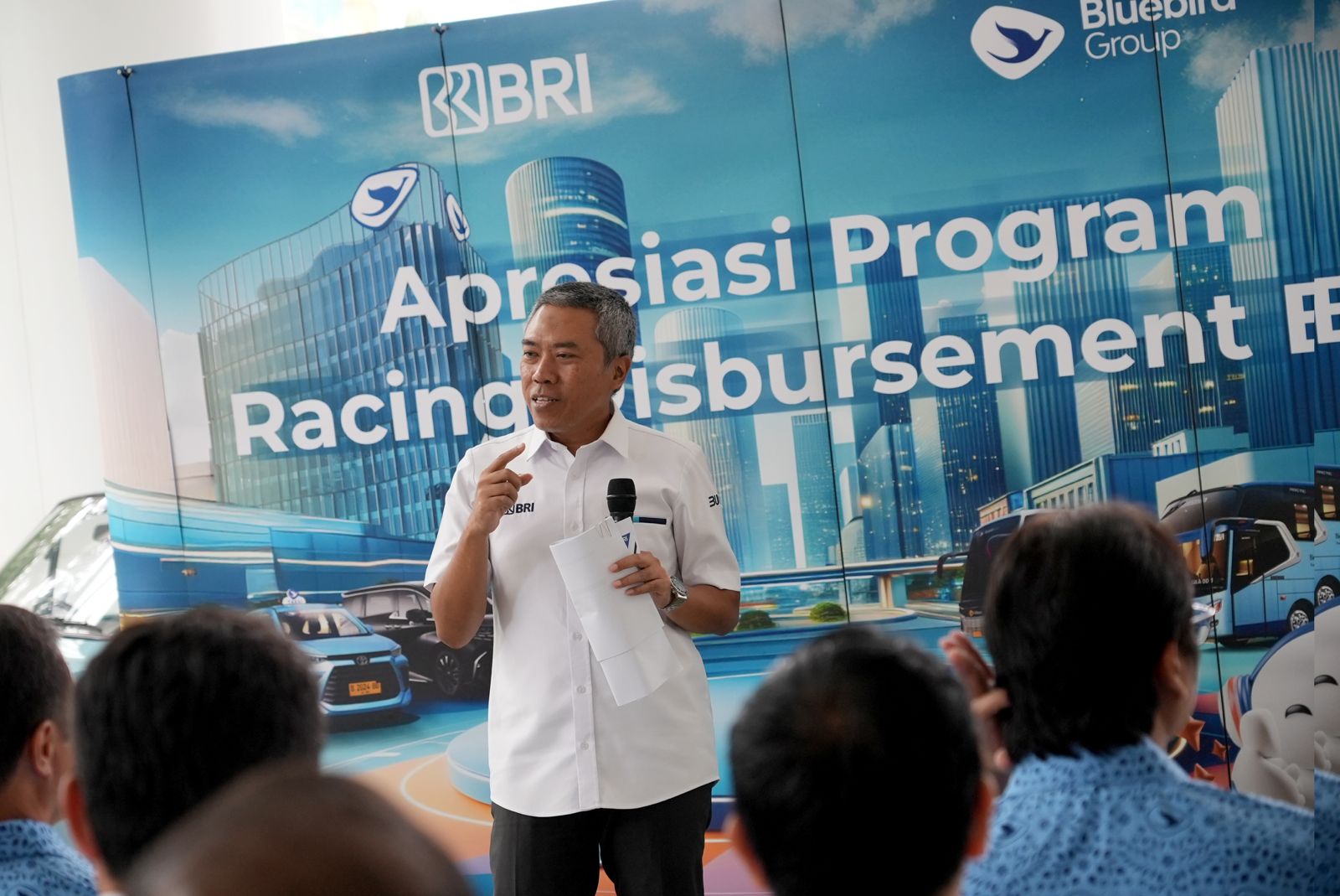 Pengemudi Blue Bird dapat menikmati berbagai kemudahan transaksi digital melalui BRImo seperti top-up saldo BRIZZI yang lebih cepat.