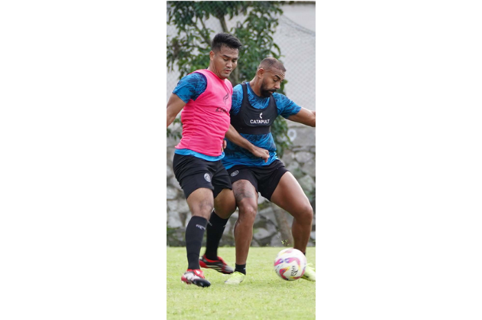 FOKUS: Dalberto Luan Belo (kanan) berebut bola dengan Muham mad Rafli dalam sesi latihan tim di Tangerang, Kamis lalu (6/3). (MO AREMA FC FOR RADAR MALANG)