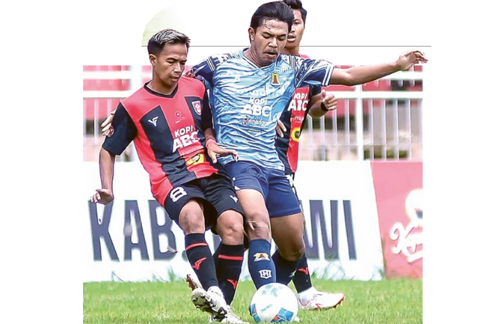 DEMI BERPRESTASI: Pemain Persema Agil Kirom berebut bola dengan penggawa PS Mojokerto Putra dalam laga perebutan tempat ketiga Liga 4 Jawa Timur, 24 Februari. (MO PERSEMA MALANG FOR RADAR MALANG)