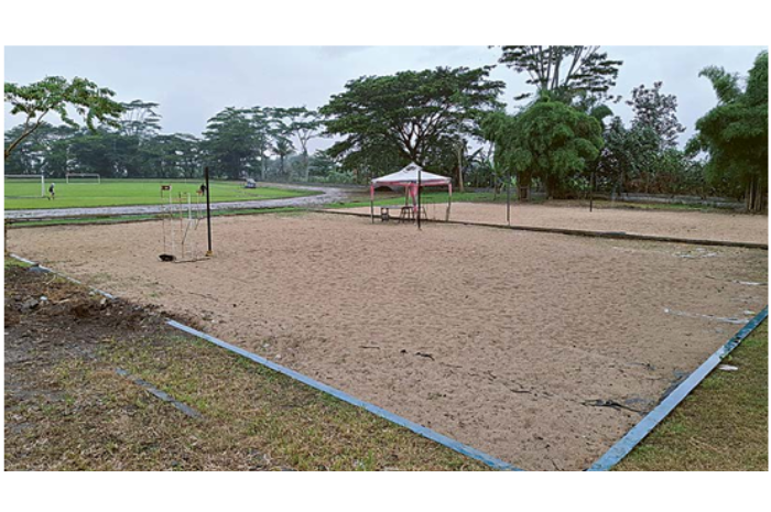 Lapangan voli pantai di area Stadion Kanjuruhan sisi utara akan ditambah lagi untuk persiapan menyambut gelaran Porprov Jatim IX. (BIYAN MUDZAKY HANINDITO / RADAR KANJURUHAN)
