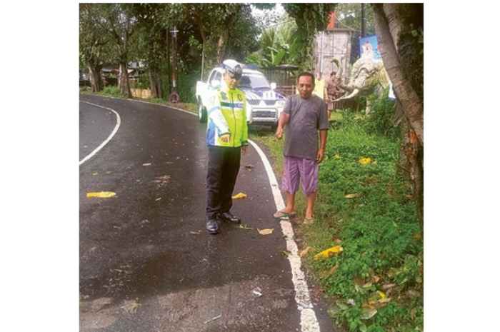 LAKA LANTAS: Polisi melakukan olah tempat kejadian perkara (TKP) di Jalan raya Karangduren, Kecamatan Pakisaji kemarin (7/3). (SATLANTAS POLRES MALANG FOR RADAR KANJURUHAN)