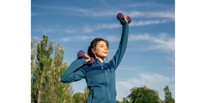 Medium shot woman practicing with dumbbells (Freepik)