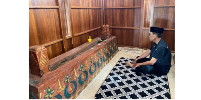 MASIH DIKENANG: Ketua Adat Kelurahan Temas H. Fakih memanjatkan doa di Makam Mbah Bener, Kelurahan Temas, Kecamatan Batu kemarin (7/3). (RORI DINANDA BESTARI/RADAR MALANG)