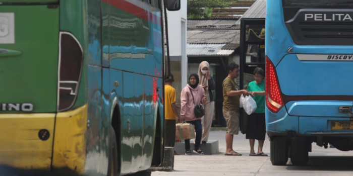 PENDAFTARAN DIBUKA: Sejumlah warga hendak naik bus di Terminal Arjosari, kemarin. Pemkot memastikan program mudik gratis tetap ada (SATRIA CAHYONO / RADAR MALANG).