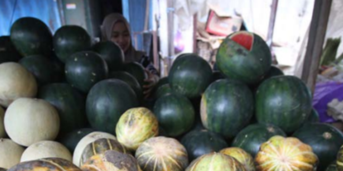 PERMINTAAN MENINGKAT: Pedagang di Pasar Kebalen mengakui harga buah sudah naik sejak pekan pertama bulan Ramadan (SATRIA CAHYONO / RADAR MALANG).