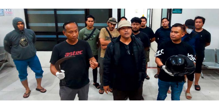 BUKTI: Anggota Jatanras Polda Jatim menunjukkan barang yang dibawa pelaku curanmor kepada awak media (DOKUMEN JAWA POS).