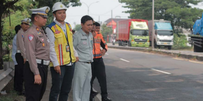 ANTISIPASI: Satlantas Polres Gresik menyurvei salah satu titik rawan kecelakaan dan kemacetan kemarin (DOKUMEN JAWA POS).