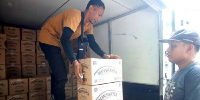 STOK MELIMPAH: Disperindag Sidoarjo mendistribusikan 2.400 liter minyak goreng ke pedagang pasar kemarin (ANGGER BONDAN/JAWA POS).