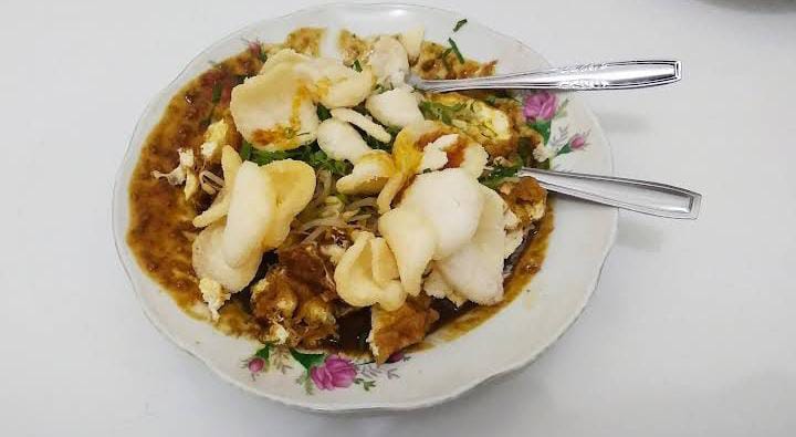 Nikmatnya tahu telor yang melimpah dari "Tahu Telor Pak Suroto." (Kristofer Liem)