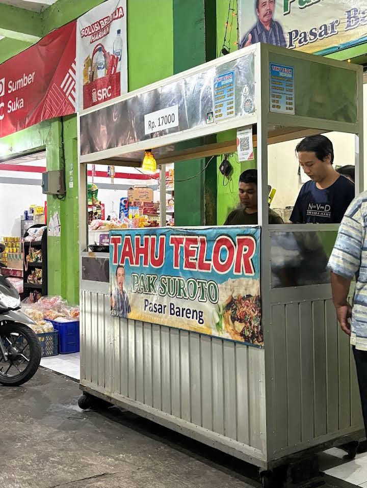 Kedai Tahu Telor Pak Suroto dari depan. (Dedy Budi Kurniawan)