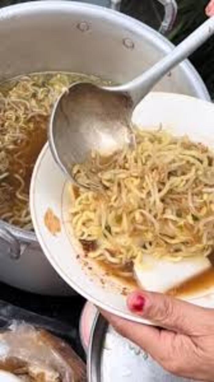 Penyajian Lontong Mie di Jalan Zainal Zakse, Jodipan yang menggugah selera. (diditpramono)