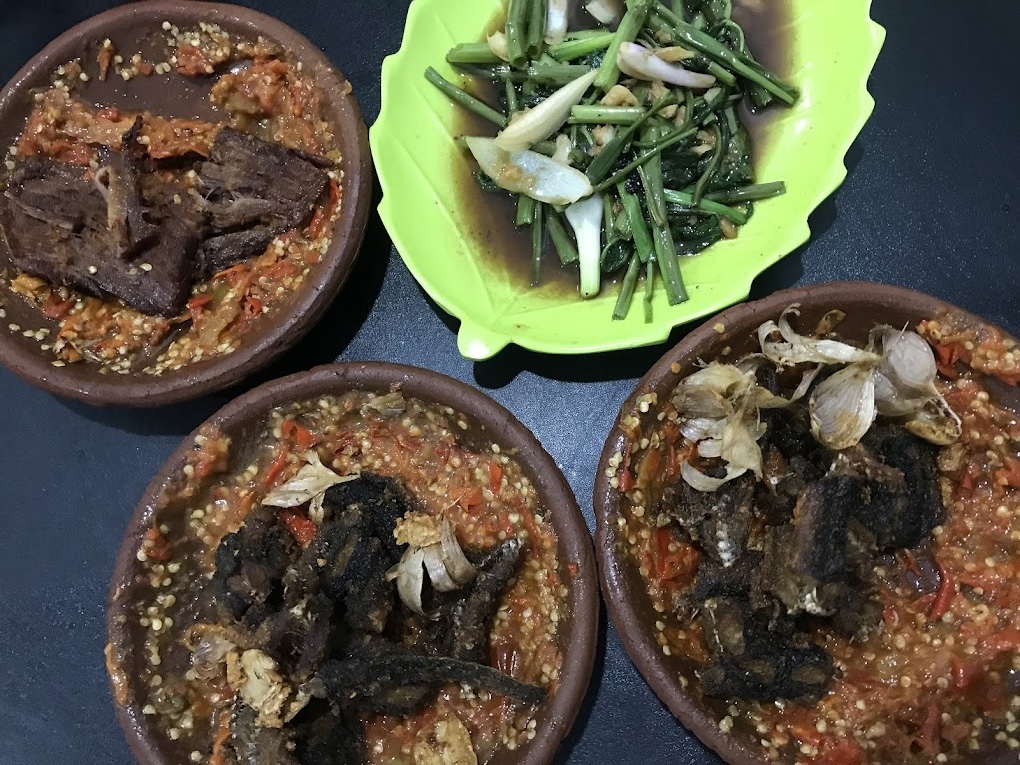 Pedasnya Sambel ditambah belut menambah selera makan saat berbuka puasa (Natassiya).