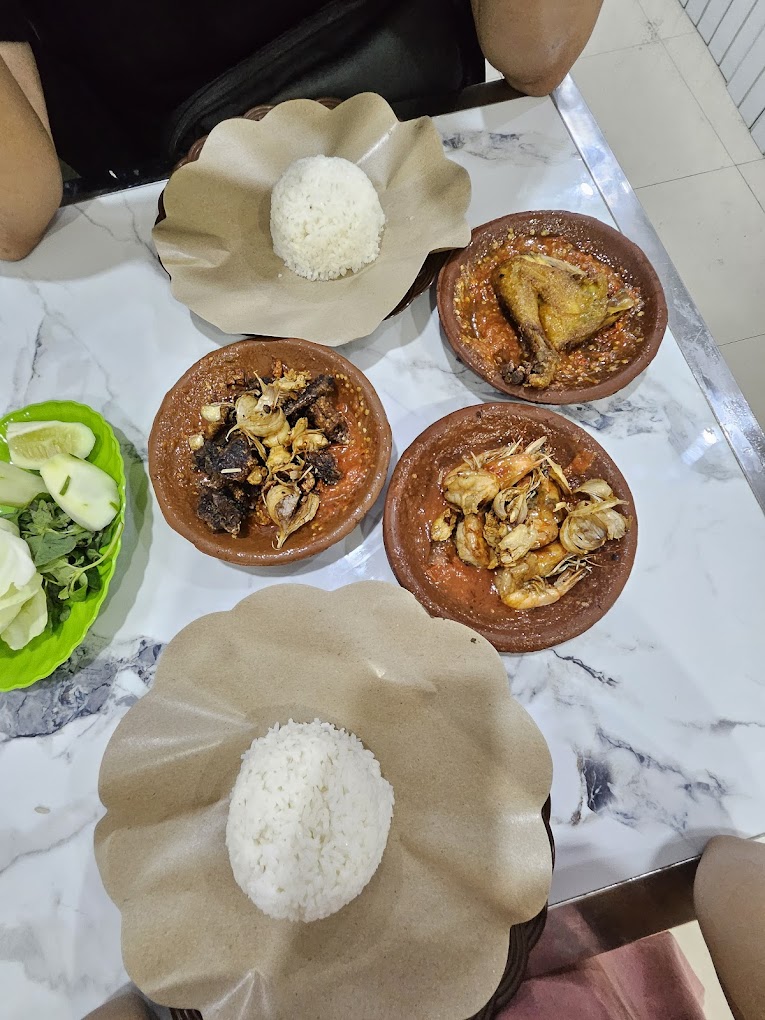 Tak hanya belut saja terdapat menu lain seperti Udang,Ayam, dan Iga (Tassya).