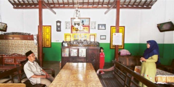DIPERTAHANKAN: Salah satu rumah di Dusun Boro Utara, Desa Curungrejo, Kecamatan Kepanjen mempertahankan penggunaan kayu untuk material bangunan dan perabotnya.