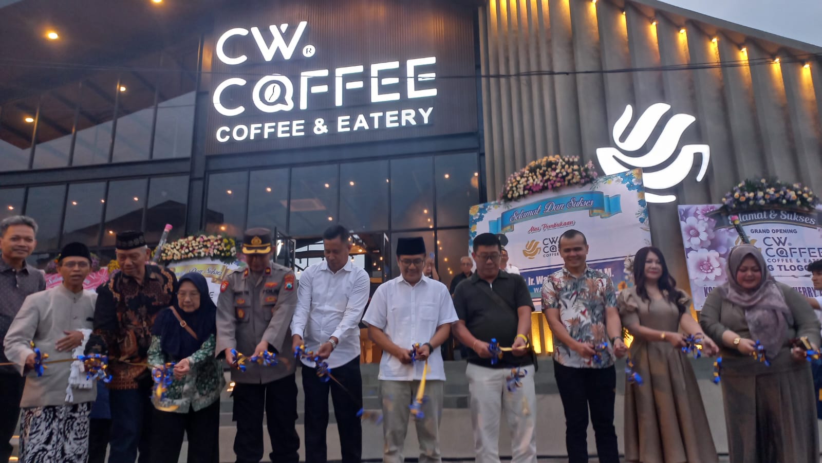 RESMI DIBUKA: Pemotongan pita  menandai pembukaan outlet CW Coffee Tlogomas Kota Malang, Sabtu (8/3).