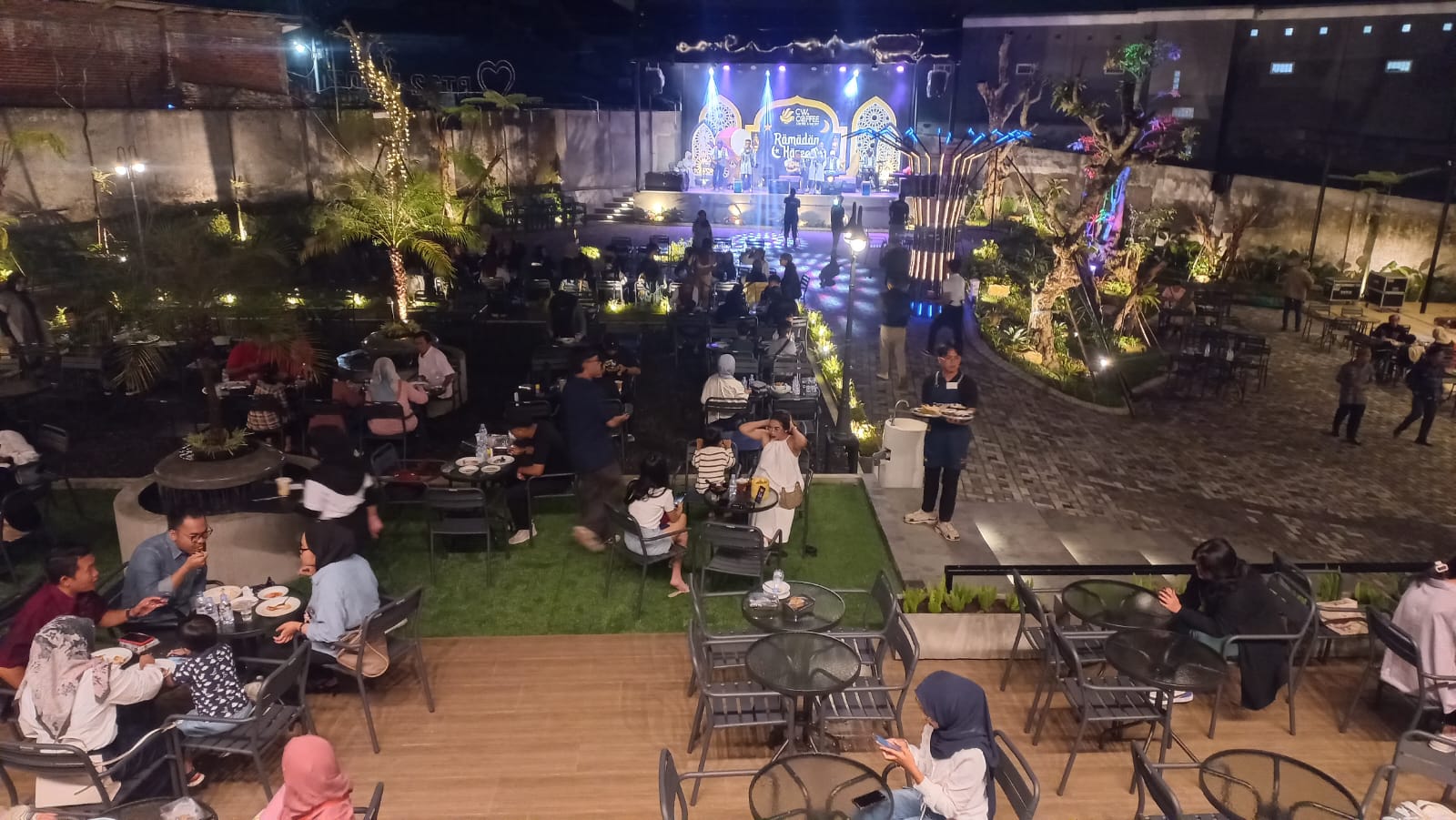 LUAS: CW Coffee juga menyediakan ruang outdoor yang luas dilengkapi dengan panggung yang megah.