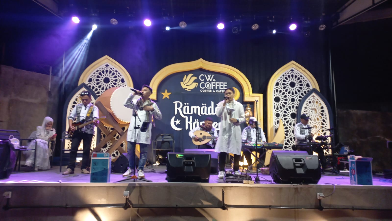 SEMARAK: Pembukaan CW Coffee Tlogomas dimeriahkan dengan pertujukan musik gambus untuk menyemarakkan bulan suci Ramadan.