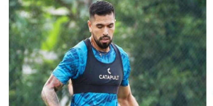 DITUNTUT ADAPTASI: Julian Guevara berusaha mengontrol bola dalam sesi latihan di lapangan wilayah Tangerang, Kamis lalu (6/3)