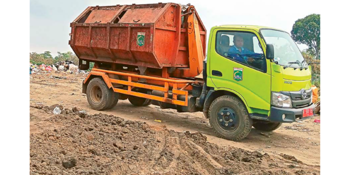 MINIM ARMADA: Truk milik DLH Kabupaten Malang mengangkut sampah di TPA Paras, Kecamatan Poncokusumo.