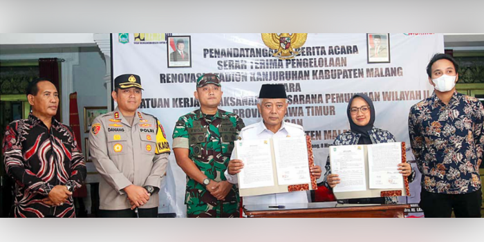 Bupati Malang H M. Sanusi (tiga dari kanan) dan Kepala Satker PPPW II Balai Prasarana Permukiman Wilayah (BPPW) Jatim Any Virgyani (dua dari kanan) menunjukkan berita acara serah terima.