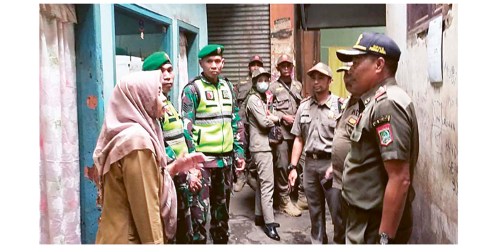 PATROLI: Tim gabungan dari TNI, polisi, dan Satpol PP Kabupaten Malang mendatangi warung kopi cetol di area Pasar Gondanglegi yang buka meski Ramadan.