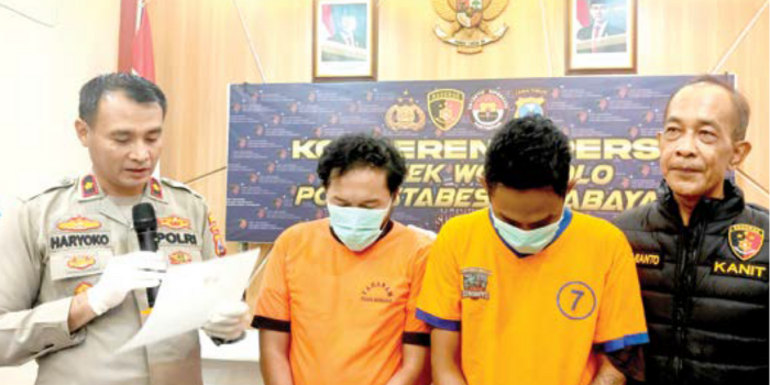 TERTANGKAP: Idris dan Tores, maling spesialis sepeda balap dipamerkan ke awak media di Mapolsek Wonocolo.