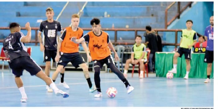CARI KLUB BARU: Ikrima Nofiansyah (kanan) dan Guilherme Rosatto (tengah) menjalani sesi latihan bersama Unggul FC Malang di GOR Sudiang Makassar, 9 Februari lalu.