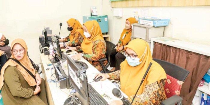 URUS BERKAS: Aktivitas BPJS Center di RS Islam Surabaya. Pemkot menarget lima RS segera menerima pasien BPJS Kesehatan.