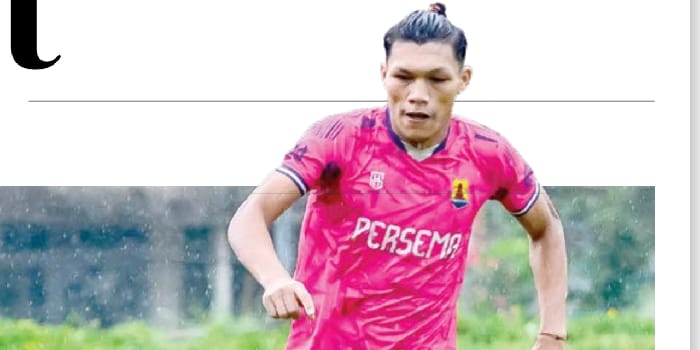 MENOLAK KENDUR: Pemain Persema berusaha menjangkau bola dalam laga uji coba melawan tim Argosuko, di Lapangan Argosuko, Poncokusumo, Kabupaten Malang, Sabtu lalu (8/3).