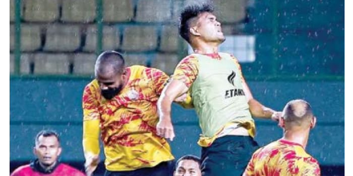 RECOVERY MINIM: Thales Lira (kiri) berduel udara dengan Muhammad Rafli dalam sesi latihan tim sebelum melawan Persija Jakarta di Stadion Candrabhaga, Bekasi, kemarin.