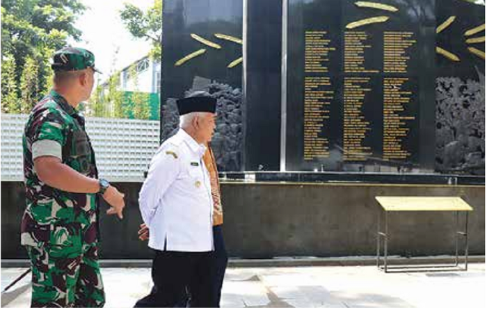 Bupati Malang H M. Sanusi meninjau museum dan monumen Tragedi Kanjuruhan di kompleks stadion, desa Kedung pedaringan, Kecamatan Kepanjen, Sabtu lalu (8/3). (PROKOPIM PEMKAB MALANG FOR RADAR MALANG)