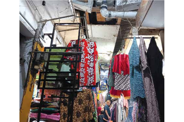 PERBAIKAN MENDESAK: Atap Pasar Kepanjen di bagian pedagang pakaian bocor, sehingga jalanan becek ketika musim hujan. (INDAH MEI YUNITA/RADAR KANJURUHAN)