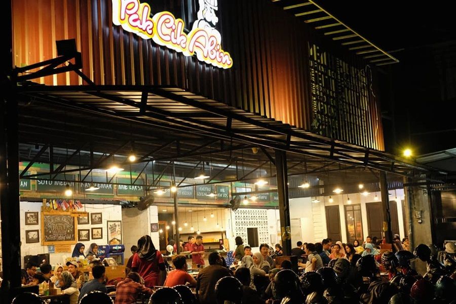 Foto Kedai Pak Cik Abin saat malam hari. (Indozone Food)