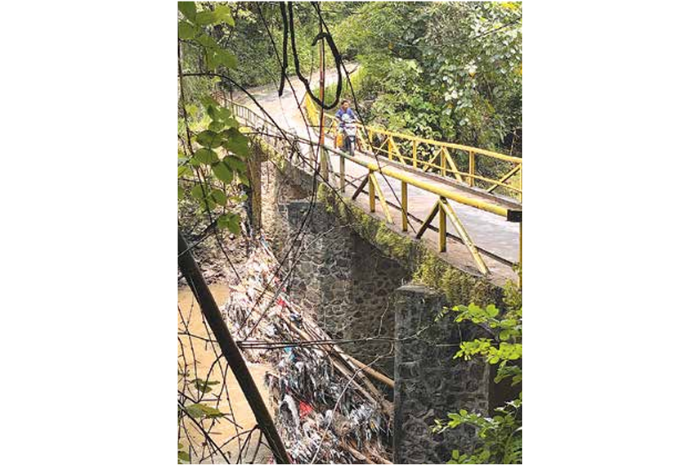 HARUS DITANGANI: Tumpukan sampah di bawah jembatan pilar tengah desa Curungrejo, Kepanjen berpotensi memicu banjir. (NAHDIATUL AFFANDIAH/RADAR KANJURUHAN)