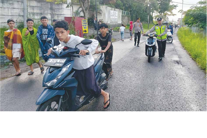 RAZIA BALAP LIAR: Polisi mengamankan pengendara motor yang melakukan balapan liar di Jalan Raya Perumahan Noor Residence, Dau kemarin (9/3). (HUMAS POLRES MALANG FOR RADAR KANJURUHAN)