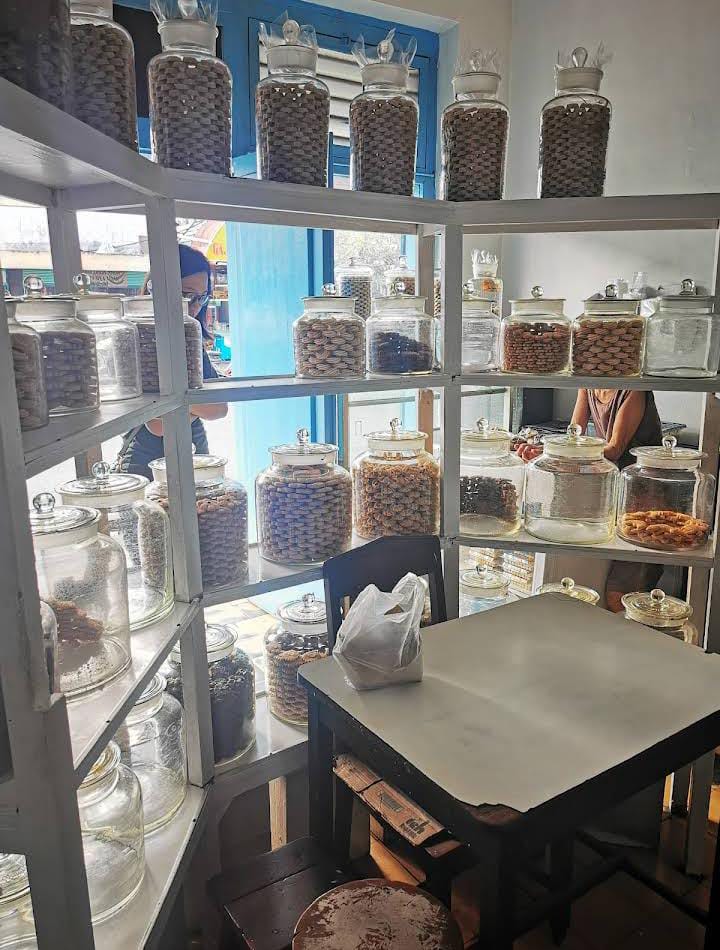 Beberapa kue-kue yang dijual di Toko Madjoe. (Prabu)