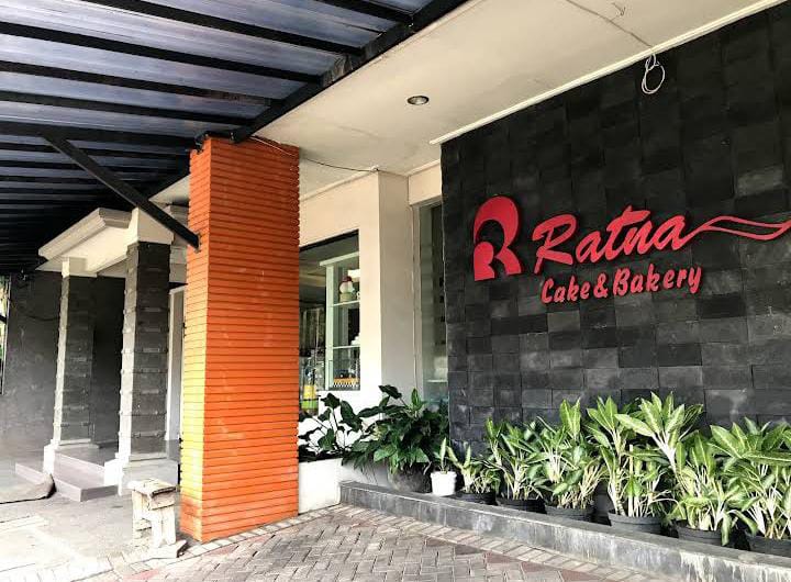 Ratna Cake & Bakery tampak depan. (massool)