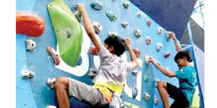 KERJA KERAS: Atlet Panjat Tebing Kota Malang menjalani sesi latihan di wall climbing, Polinema, beberapa waktu lalu.