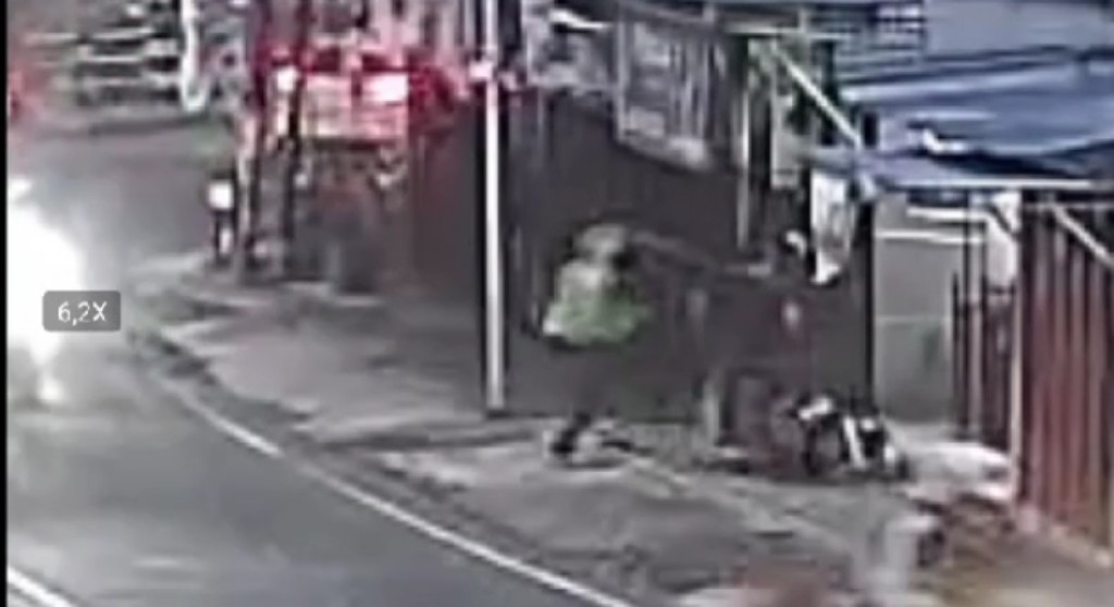 MENCEKAM: Tangkapan layar CCTV saat begal merebut motor driver ojol di Jalan Bandulan Kecamatan Sukun Kota Malang.