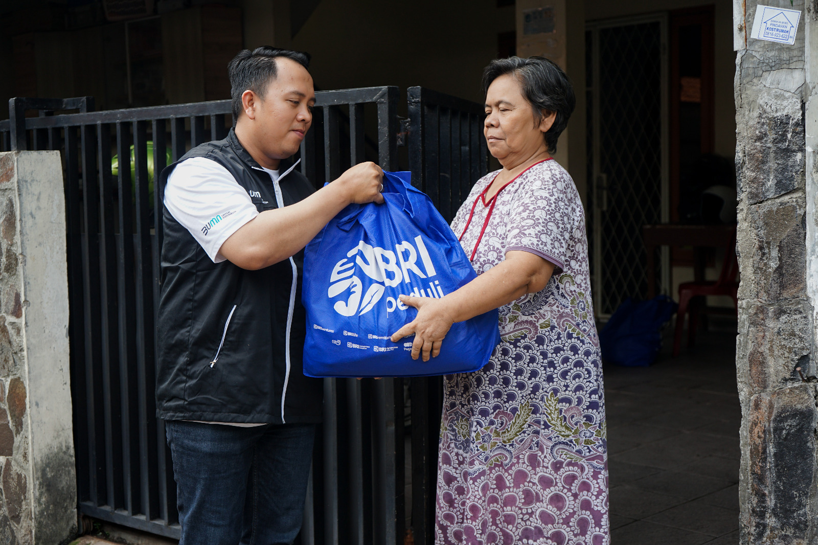 BRI Group kembali menunjukkan keberpihakannya dengan menyalurkan 100.000 paket sembako di berbagai wilayah Indonesia. (PT BANK RAKYAT INDONESIA (Persero)