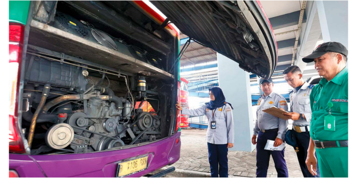 RAMP CHECK: Petugas Kementerian Perhubungan mengecek mesin bus Lorena di Terminal Arjosari kemarin (9/3). Pemeriksaan seperti itu akan dilakukan setiap hari hingga 24 Maret 2025.