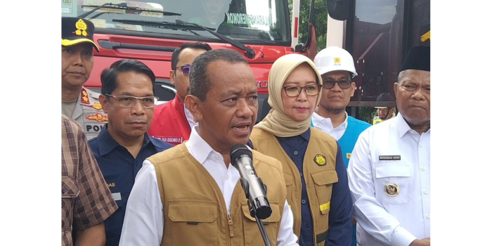 Menteri ESDM, Bahlil Lahadalia memberikan keterangan dihadapan media di Kota Baubau, Sulawesi Tenggara, Minggu (9/3/2025)(DEFRIATNO NEKE)
